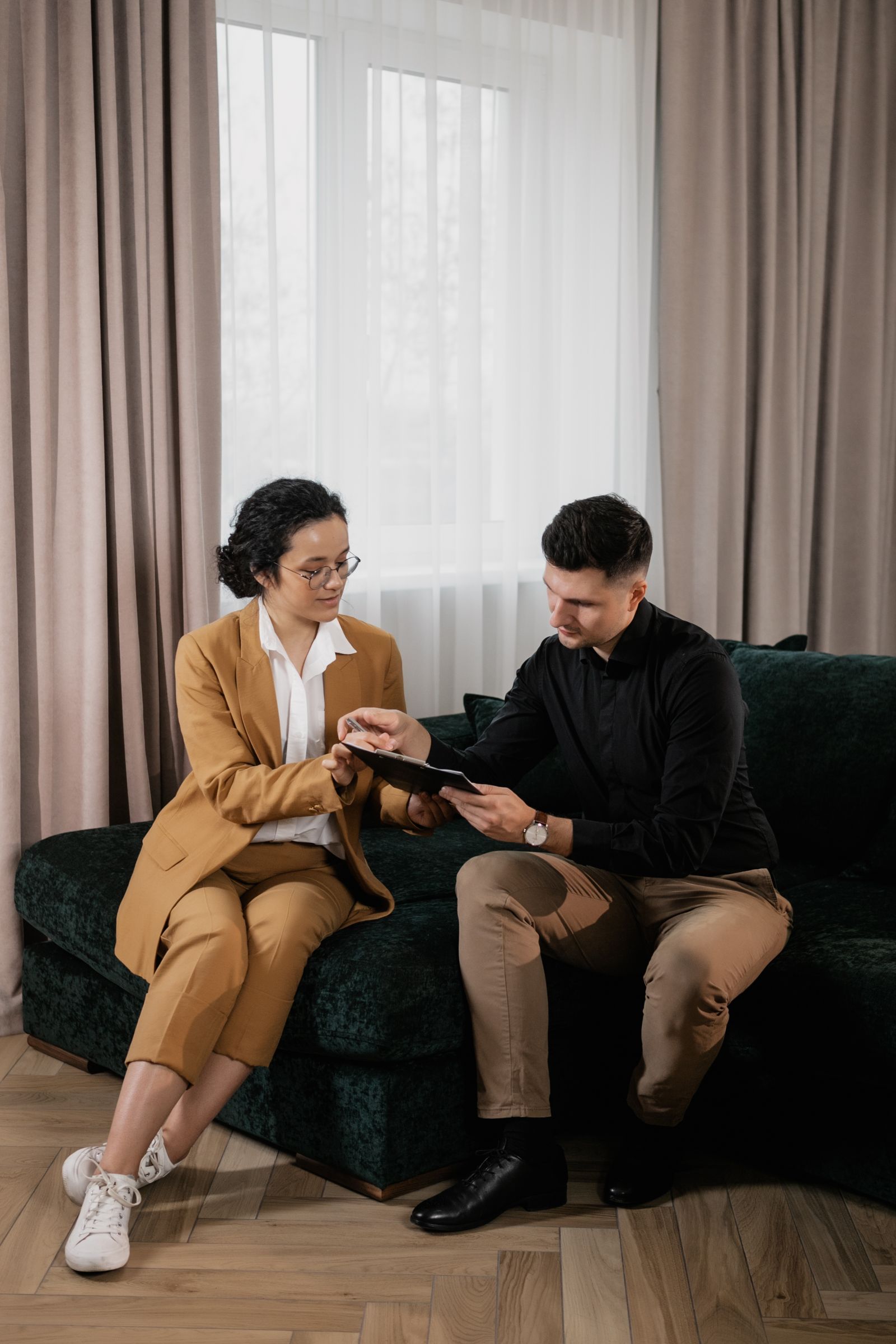 Zwei Erwachsene bei einer persönlichen Immobilienberatung