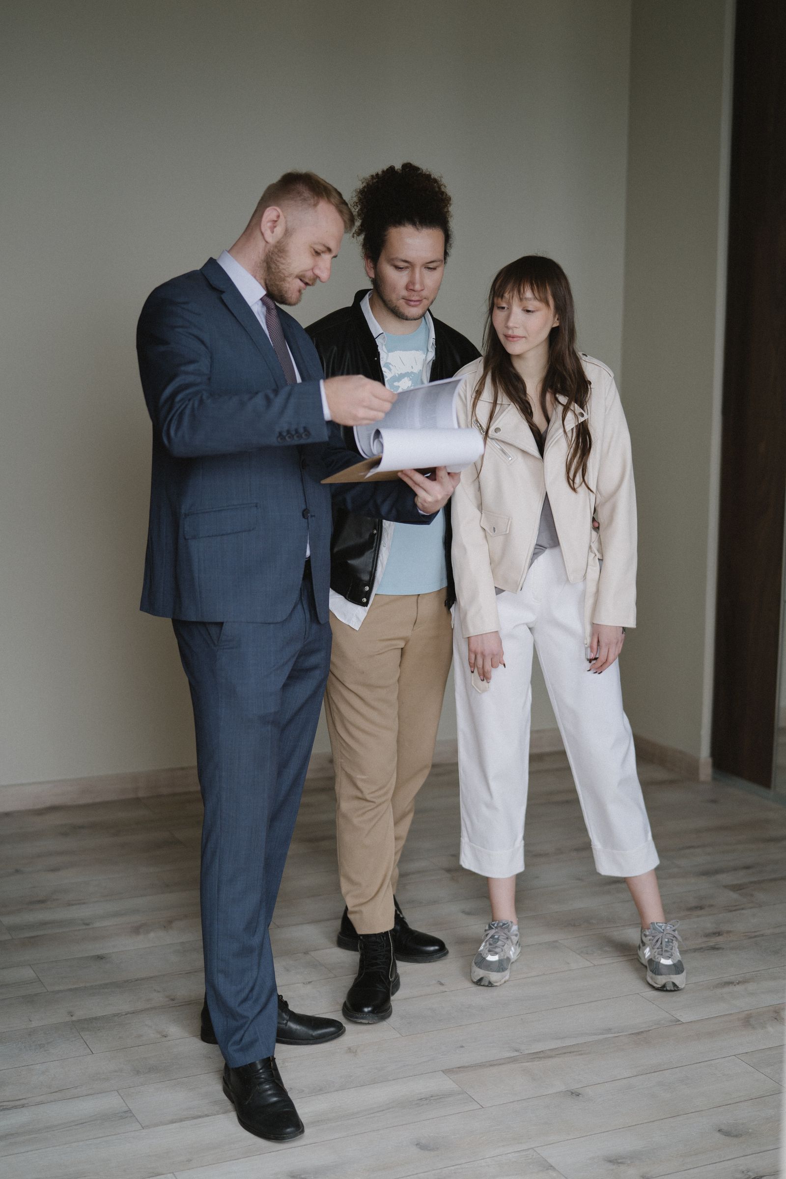 Zwei Personen besprechen Unterlagen beim Wohnungskauf