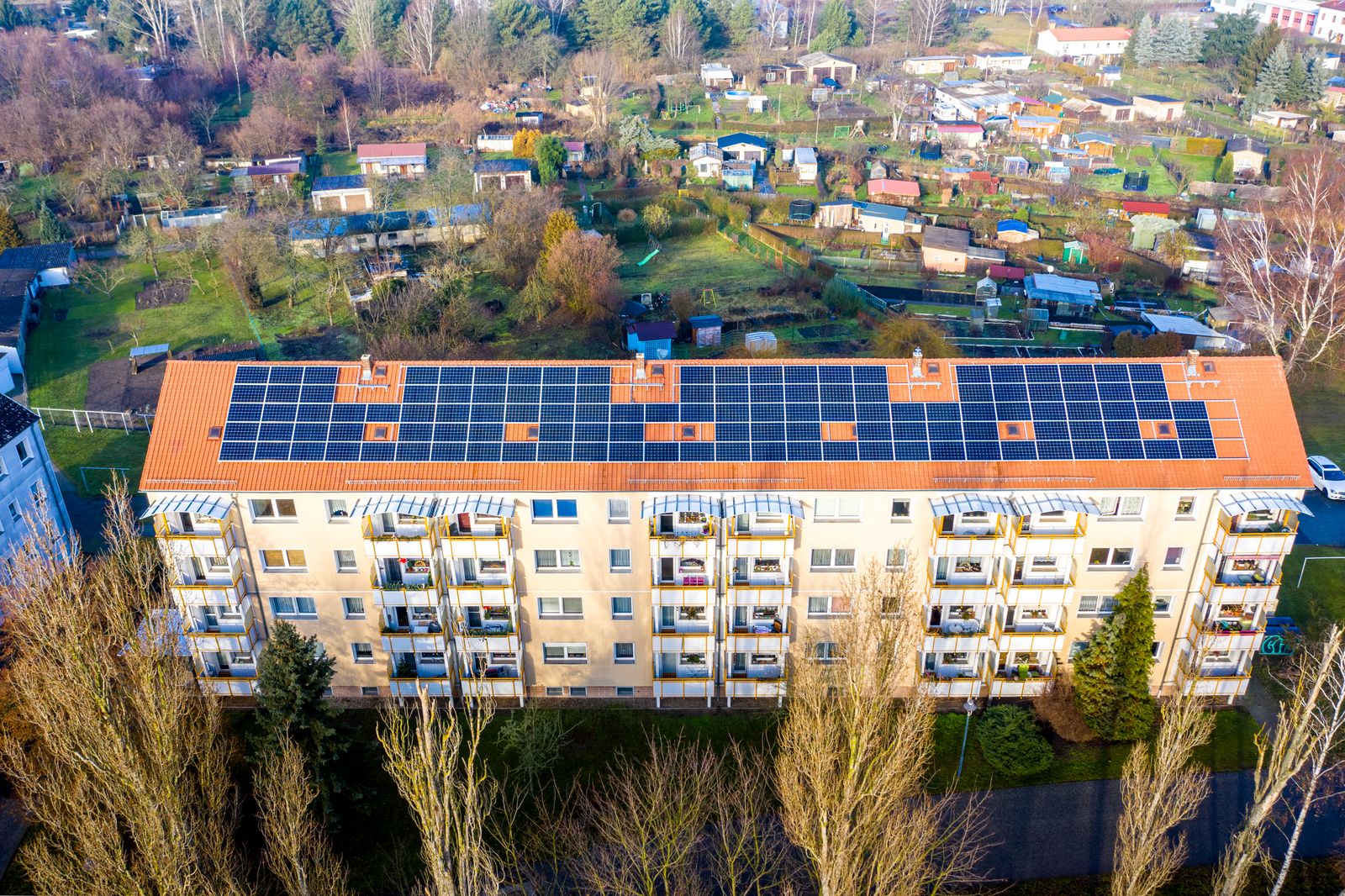 Wohngebäude mit Solaranlagen auf dem Dach