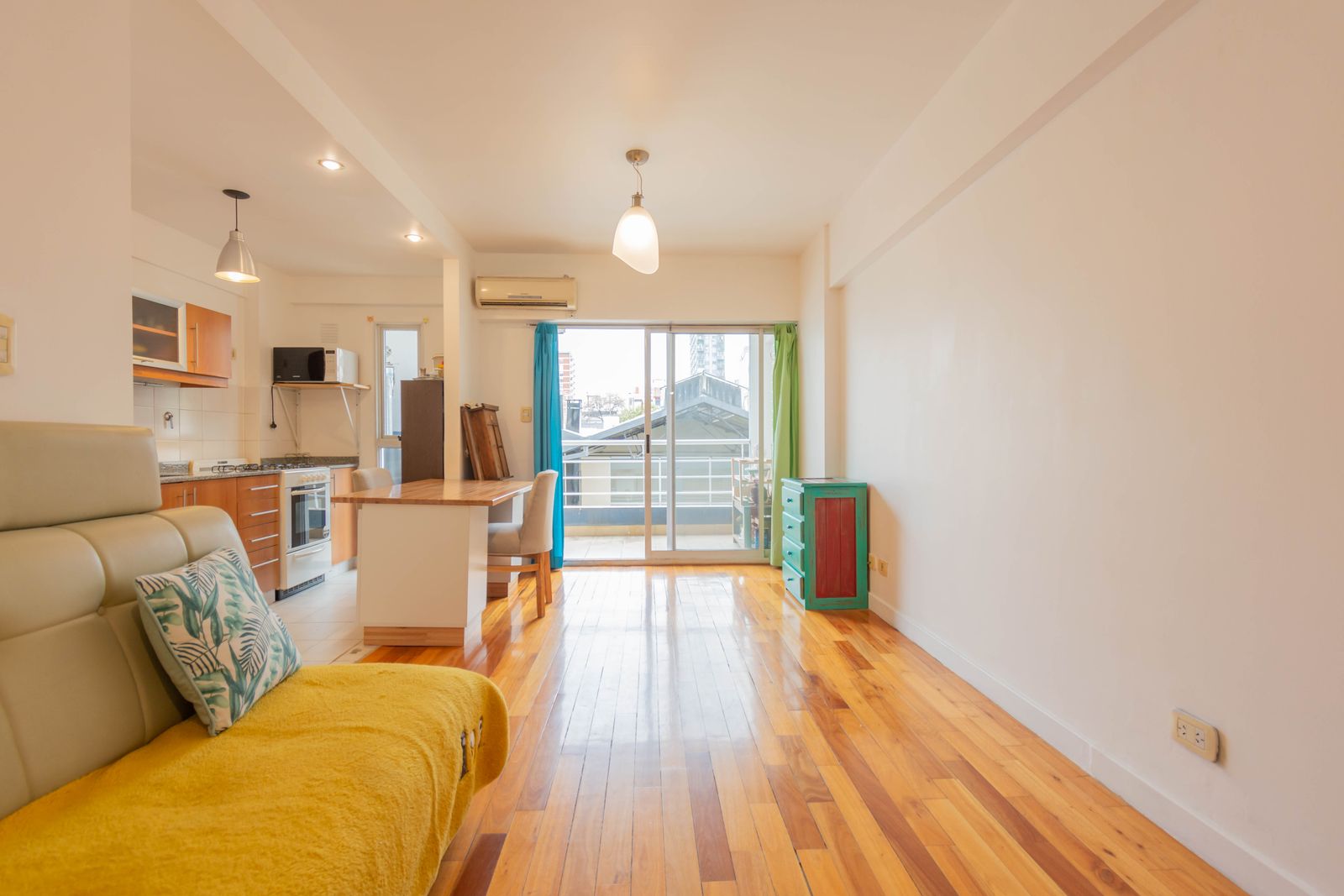 Heller Wohnraum in einer modernen Wohnung