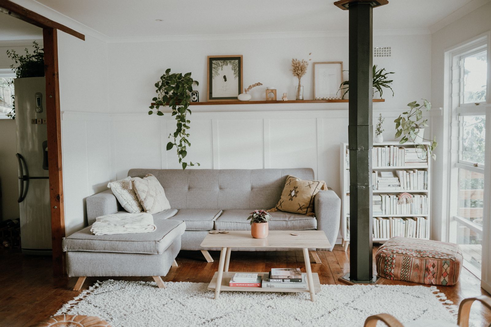 Modernes Wohnzimmer einer hellen Wohnung